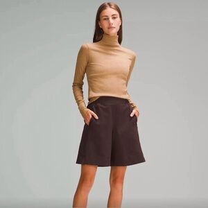 Lululemon Stretch Woven Mid-Rise Bermuda Short 9" Espresso.